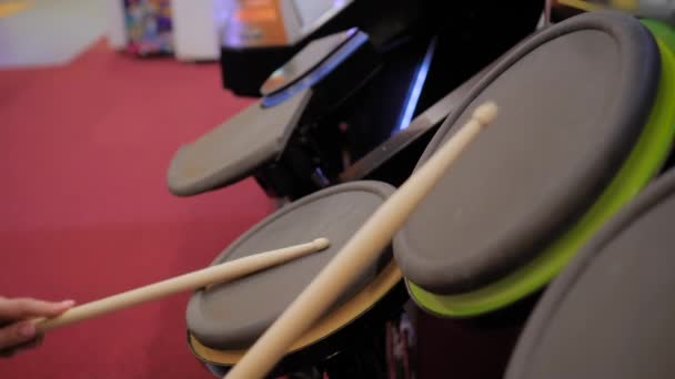 Spielerin spielt Retro-Rhythm-Drum-Arcade-Maschine: Nahaufnahme — Stockvideo