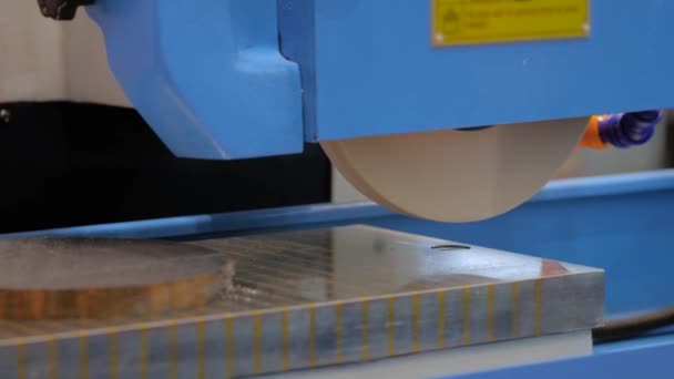Superfície rebolo máquina trabalhando com peça de metal na fábrica — Vídeo de Stock