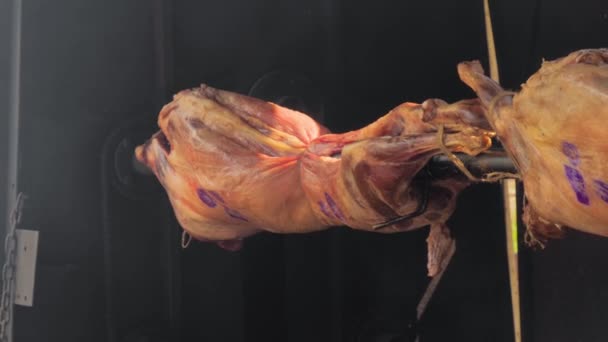 Process of cooking ram carcasses on spit at summer street food market: close up — Vídeo de Stock