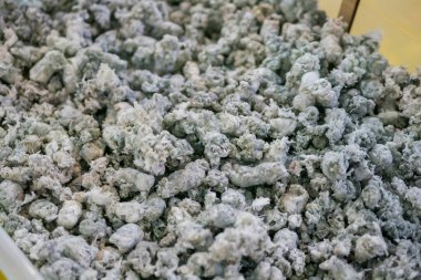 Geri dönüşüm, yenilenebilir kaynak - ikincil yumuşak plastik granüller yığını