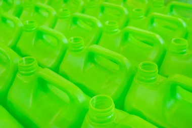 Yakın plan: birçok boş yeşil plastik bidon arka plan