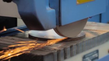 Fabrikada metal parçalarıyla çalışan yüzey öğütücü tekerlek makinesi
