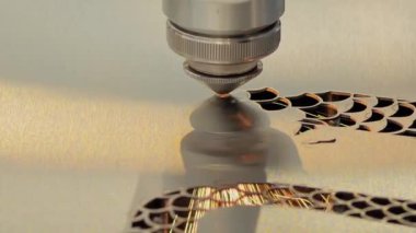 Yavaş çekim: cnc lazer kesme makinesi kıvılcımlı metal levha ile çalışıyor