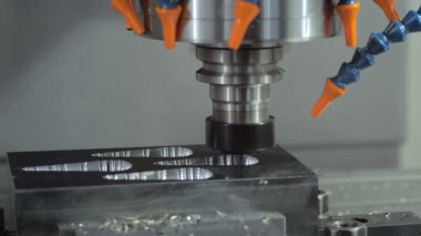 Otomatik cnc, değirmen makinesine dönüşüyor. Metal işçiliği kesiyor - kapat