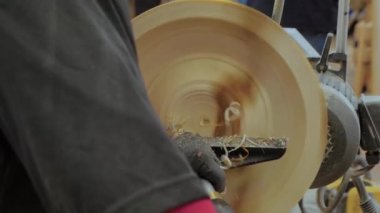 Marangoz torna üzerindeki tahta parçasını şekillendirmek için keski kullanıyor: yaklaşın, yavaş çekim