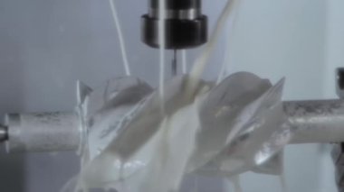 Su soğutma sistemiyle değirmen makinesini döndürmek metal işçiliğini keser