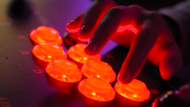 Frauenhände spielen Retro-Arcade-Automatenspiel und drücken rote Knöpfe: Nahaufnahme — Stockvideo