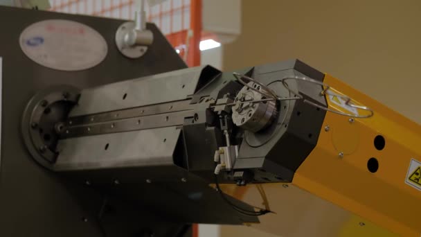 Машина для згинання дроту, що працює з металом на заводі крупним планом — стокове відео