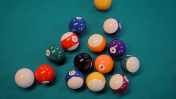 Slow motion: het breken van racked pool ballen op teal biljart tafel - close-up — Stockvideo