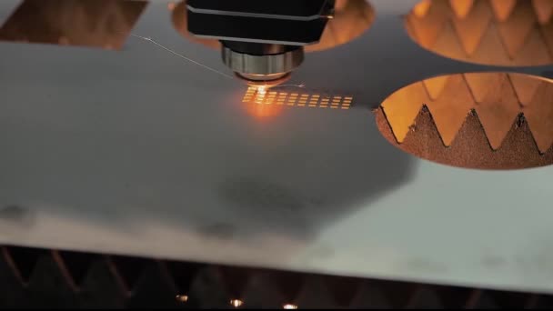 Movimento lento: máquina de corte a laser trabalhando com chapa metálica com faíscas — Vídeo de Stock
