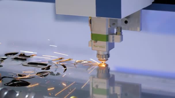Машина лазерной резки, работающая с листовым металлом с искрами — стоковое видео