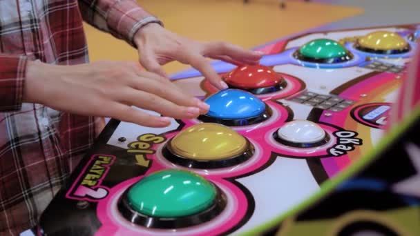 Woman gamer playing Japanese arcade rhythm game machine: close up — 图库视频影像