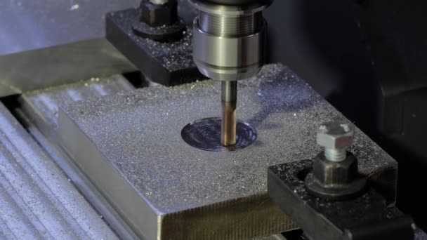Automatisierte CNC-Drehfräsmaschine zum Schneiden von Werkstücken aus Metall - Nahaufnahme — Stockvideo