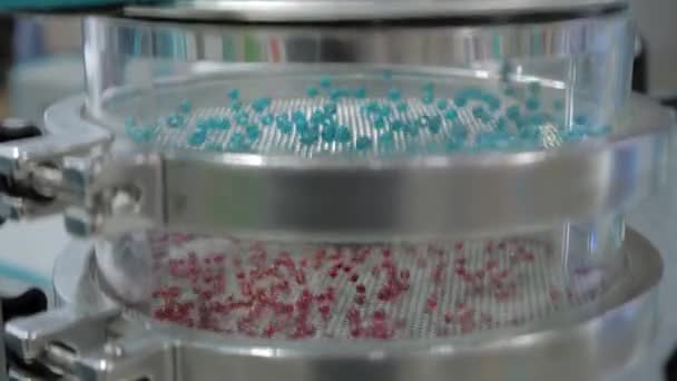 Many granules bouncing on platform of sieve shaker machine - close up — стоковое видео