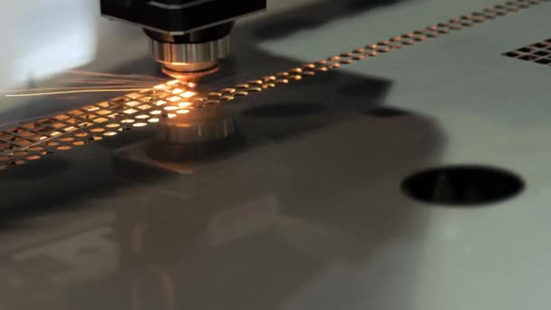 CNC-Laserschneidmaschine, die mit Blech mit Funken arbeitet — Stockvideo