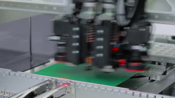 Máquina SMT pick and place que instala componentes electrónicos SMD en fábrica — Vídeos de Stock