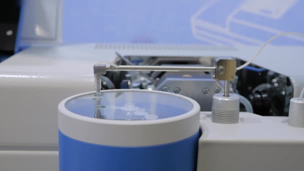 Atomic absorption spectrometer for elemental analysis at pharma exhibition — Vídeo de Stock
