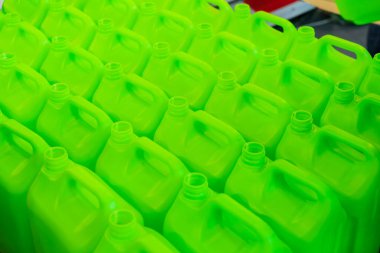 Bir sürü boş yeşil plastik bidon.