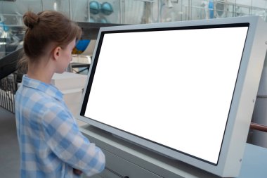 Sergide etkileşimli beyaz dokunmatik ekran kioskuna bakan kadın