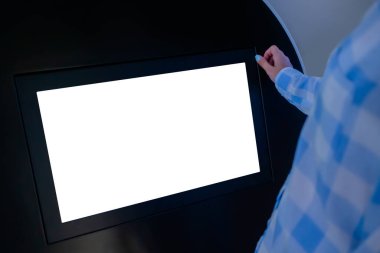 Sergide boş beyaz ekran kioskuna bakan kadın - beyaz ekran konsepti