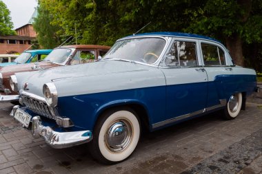 Klasik Sovyet Araba Sergisi 'nde Mavi GAZ M21 Volga