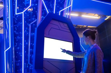 Elektronik büfenin beyaz boş görüntüsüne dokunan kadın - maket resmi