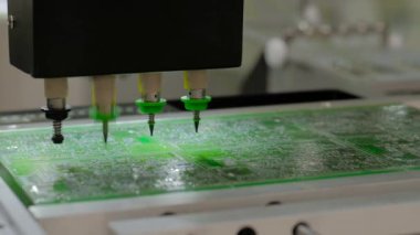 SMT seçim ve yer makinesi fabrikaya SMD elektronik bileşenleri yüklüyor