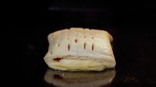 Timelapse - broodje met rode aardbeienjam bakken in elektrische oven: close up — Stockvideo