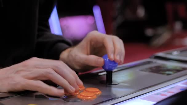 Homem gamer jogar retro jogo de máquina de arcade e empurrando botões laranja — Vídeo de Stock