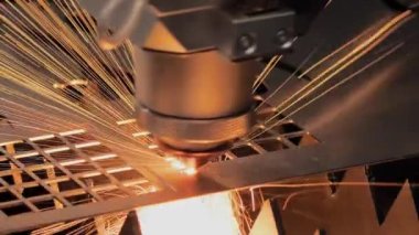 CNC lazer kesme makinesi, kıvılcımlı metal levha ile çalışıyor - yavaş çekim