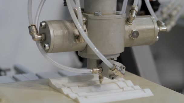 Machine de joint de mousse pour l'application de matériau d'étanchéité lors de l'exposition — Video
