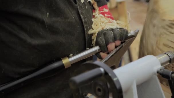 Close up: Stolarz za pomocą dłuta do kształtowania kawałka drewna na tokarce, slow motion — Wideo stockowe
