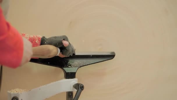 Carpenter using chisel for shaping piece of wood on lathe: close up, slow motion — Stock Video