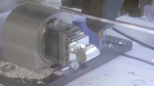 Автоматична токарна фрезерна машина для різання металевої заготовки на заводі — стокове відео