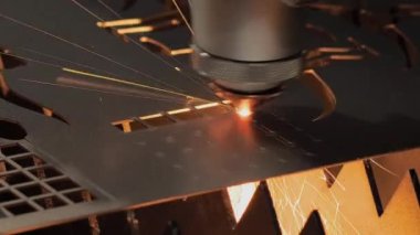CNC lazer kesme makinesi, kıvılcımlı metal levha ile çalışıyor - yavaş çekim