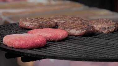 Yavaş çekim: şef hamburgerler için et pirzolası pişiriyor - yakın çekim