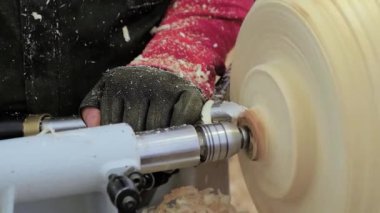 Ağır çekim: Marangoz torna üzerinde odun parçasını şekillendirmek için keski kullanıyor: kapat