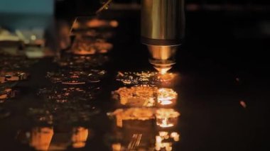 CNC lazer kesme makinesi, kıvılcımlı metal levha ile çalışıyor - yavaş çekim