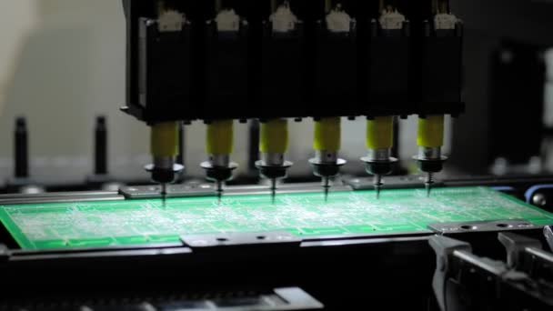 SMT pick and place machine installant des composants électroniques SMD à l'usine — Video