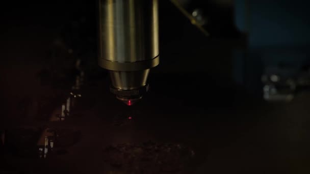 Laserowa maszyna tnąca z blachą z iskrami - slow motion — Wideo stockowe