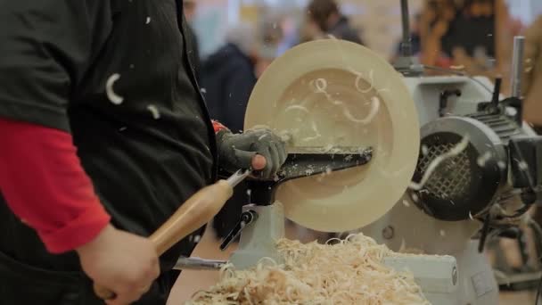 スローモーション:旋盤で木片を成形するための彫刻を保持する男-閉じる — ストック動画