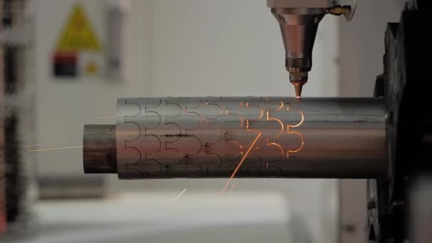 Macchina di taglio laser che lavora con pezzo metallico con scintille: vista laterale — Video Stock