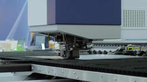 工場で板金で作業する自動パンチング&シアー加工機 — ストック動画