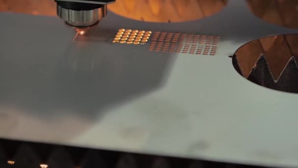 火花と板金で作業自動CNCレーザー切断機 — ストック動画