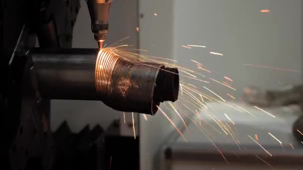 Lazer kesme makinesi, silindirik metal kıvılcımlarla çalışıyor. — Stok video