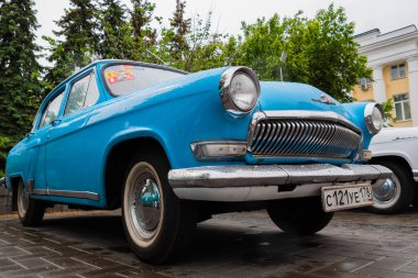 Klasik Sovyet Araba Sergisi 'nde Mavi GAZ M21 Volga