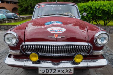 Klasik Sovyet Araba Sergisi 'nde Kırmızı GAZ M21 Volga