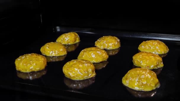 Timelapse - μαγείρεμα εννέα σπιτικά τραγανά μπισκότα βρώμης σε λαμαρίνα στο φούρνο — Αρχείο Βίντεο