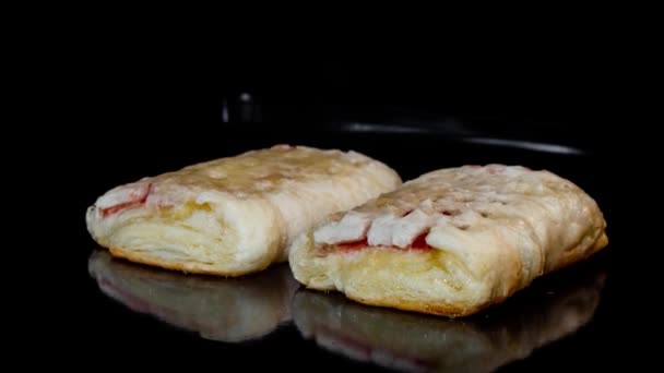 Timelapse - two homemade buns with red strawberry jam baking in electric oven — 图库视频影像