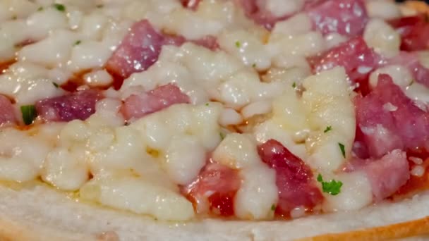 Timelapse - salah satu pizza buatan sendiri yang dipanggang dalam oven listrik di rumah: makro — Stok Video